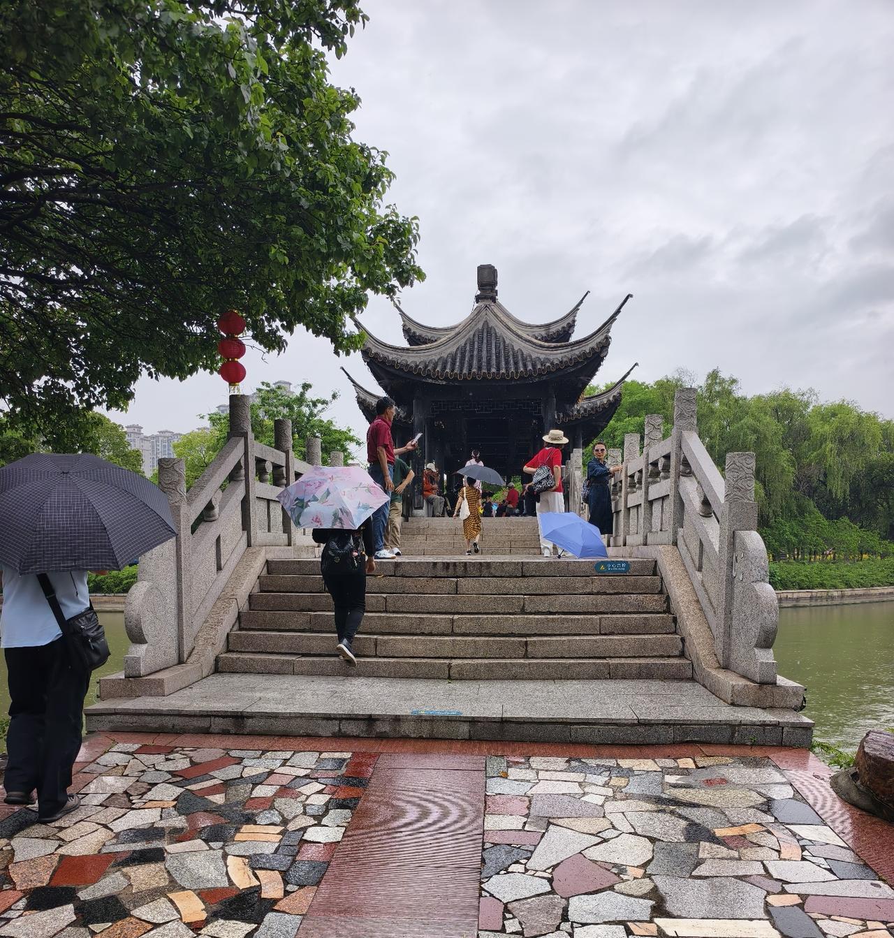 雨中游园，一桥一亭，尽显中式建筑独有的雅致美感。
晒图大赛