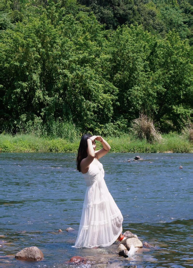 人这一辈子追来追去，说到底不就图个乐呵吗？最近网上有段话把快乐的层次掰扯得挺透，