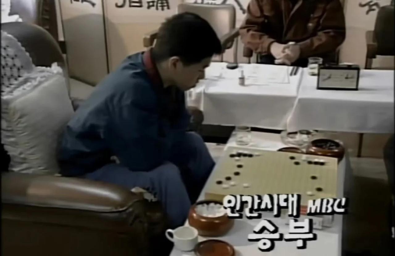 李昌镐不是天才，他是个漏洞。
他5岁摸上棋盘，9岁就能下赢教他的老师。
不是算得