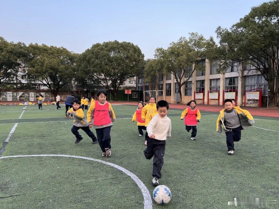 台州让运动激情与成长力量在校园里尽情绽放台州市实验小学太燃了！作为全国青少年足球