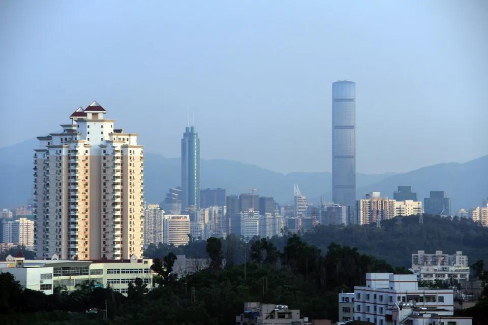 中国城市房价排行：

第一档次：深圳、上海、北京（6.6w-7w）；
第二档次：