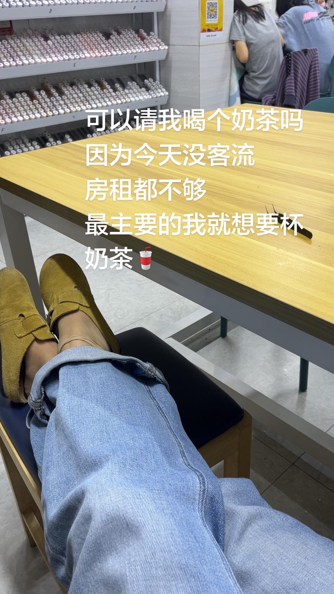 一个人看店。