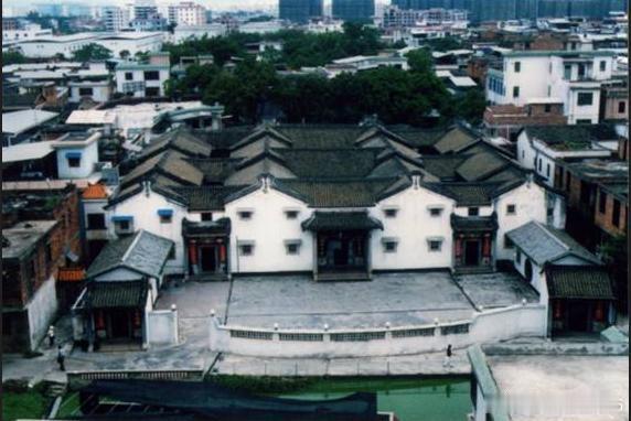 【承德楼】承德楼位于市中心区，是梅州市内保存最完好的典型客家传统民居围龙屋。建屋