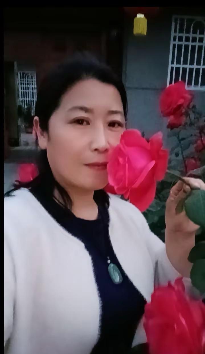 淡淡的花香如同大自然的低语，让人的心灵得到了片刻的宁静和释放。