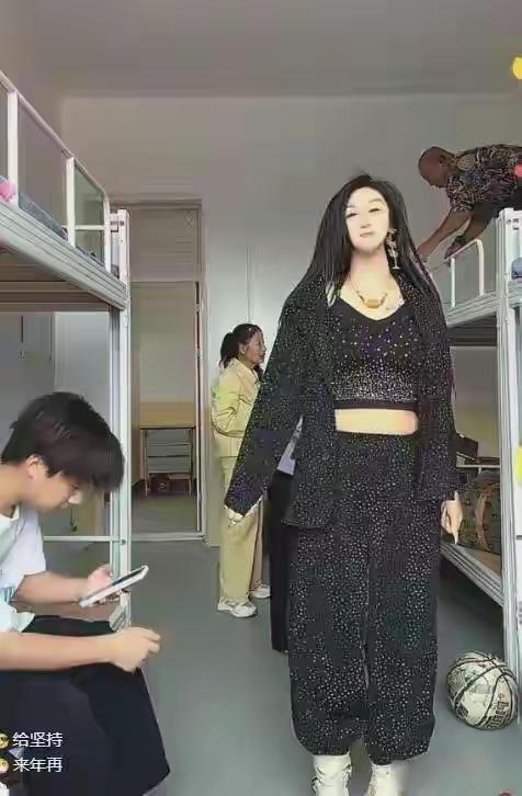 “我妈要敢在宿舍里这样，我就退学”，一段女家长视频让人力竭了
一名新生妈妈送孩子