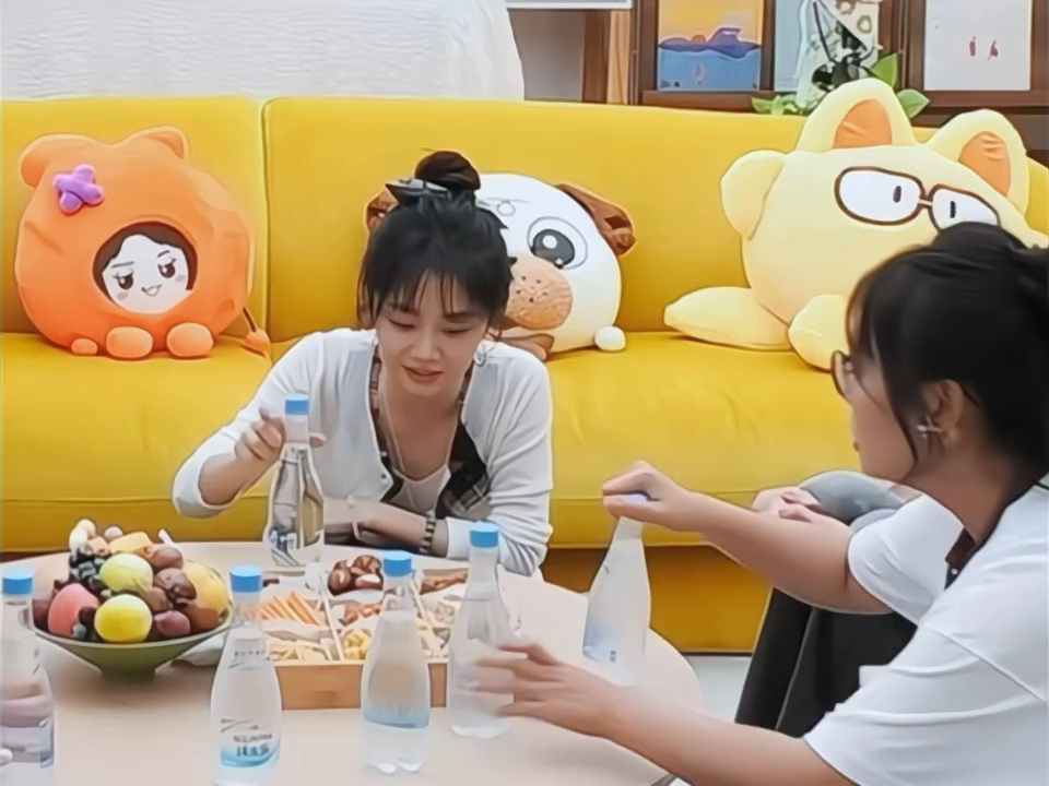 隐藏大厨刘学义上线，一道公瑾爆蛋香翻满屋，谭松韵毫不吝啬夸赞，全程哇塞不停，刘学