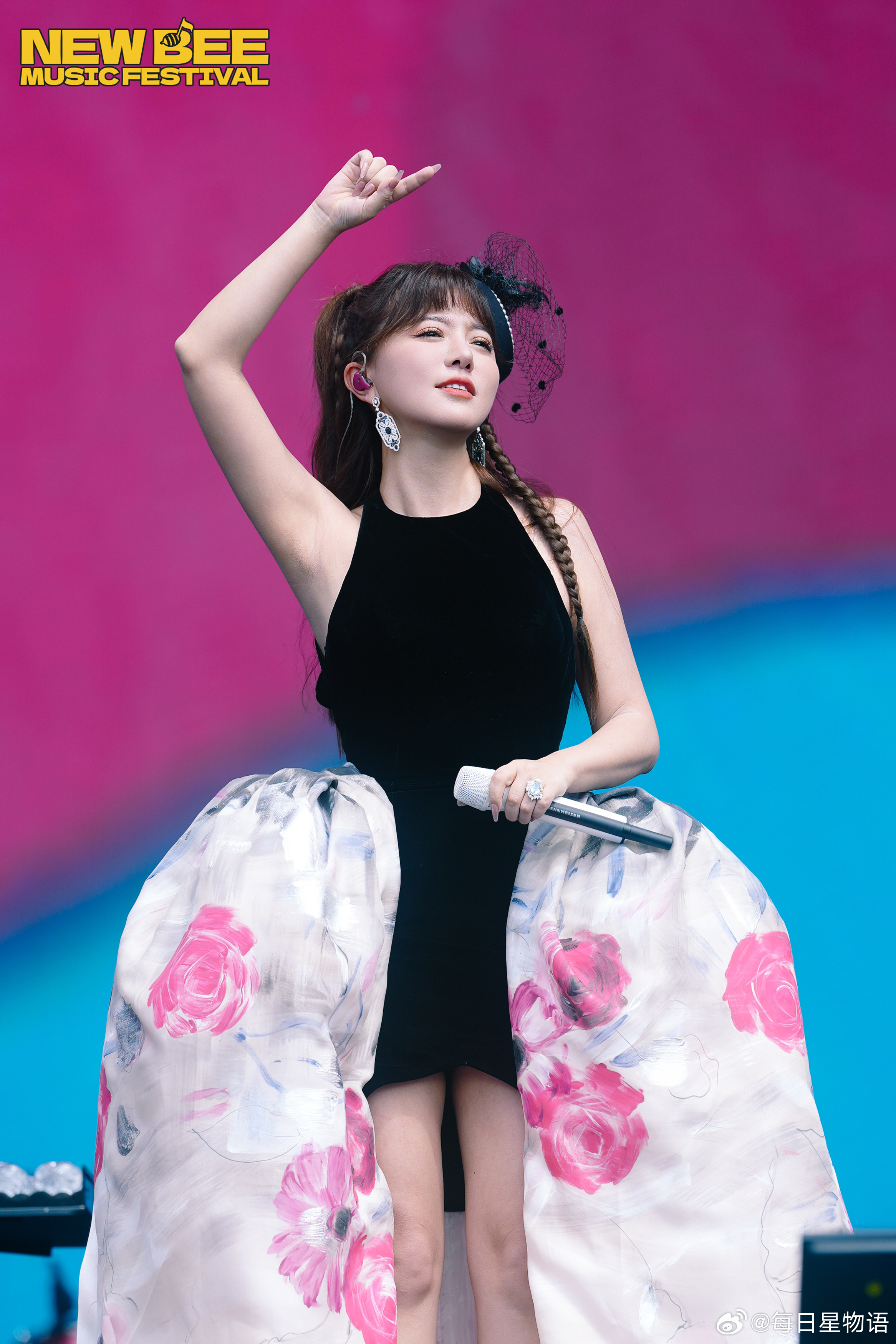 这次新蜂音乐节 造型直接美出新高度！国风图腾在黑色主调上若隐若现，走路带风的模样