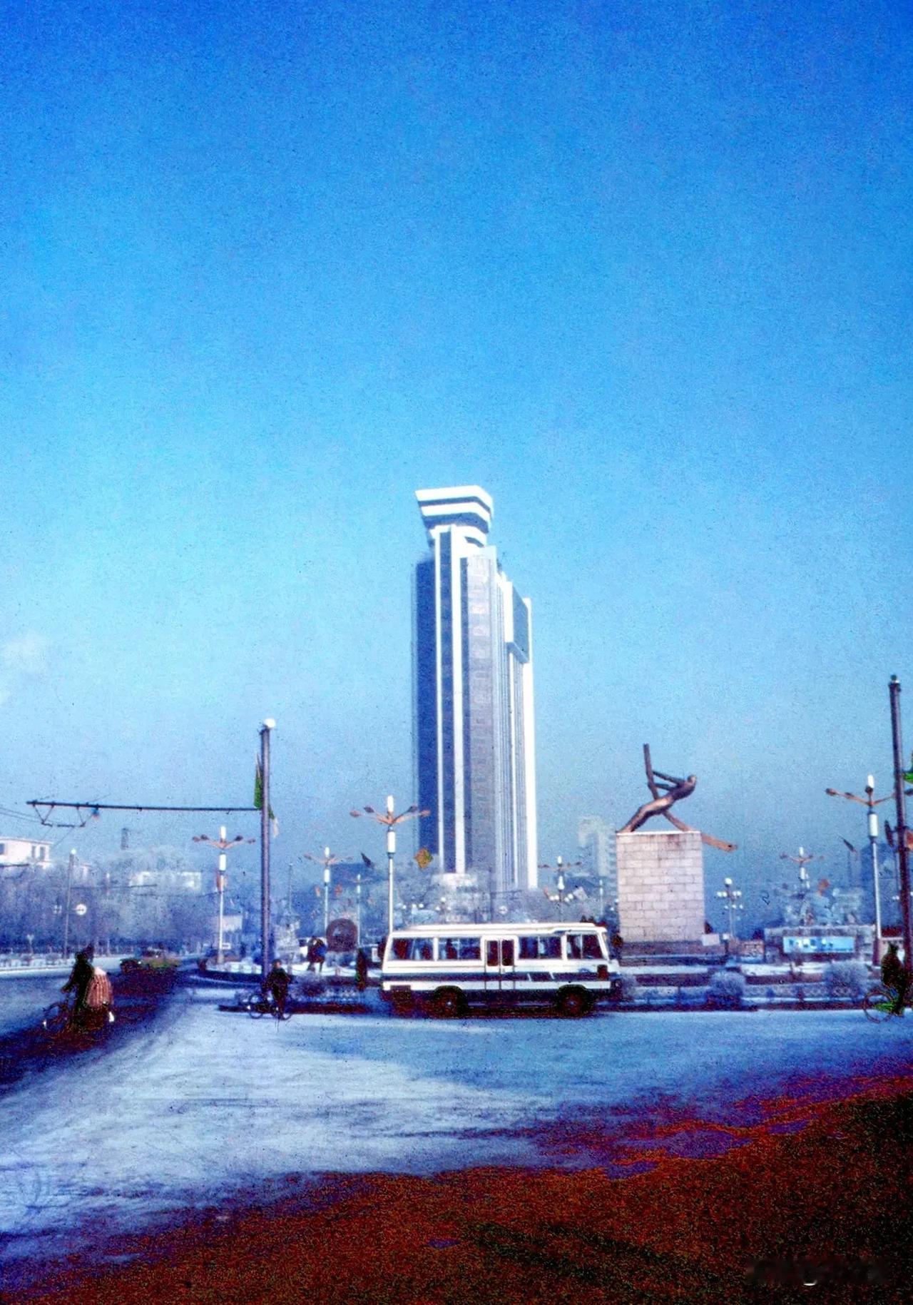 城市天际线下的现代与艺术拍摄于80年代吉林市，堪称中国四大自然景观之一的吉林雾凇
