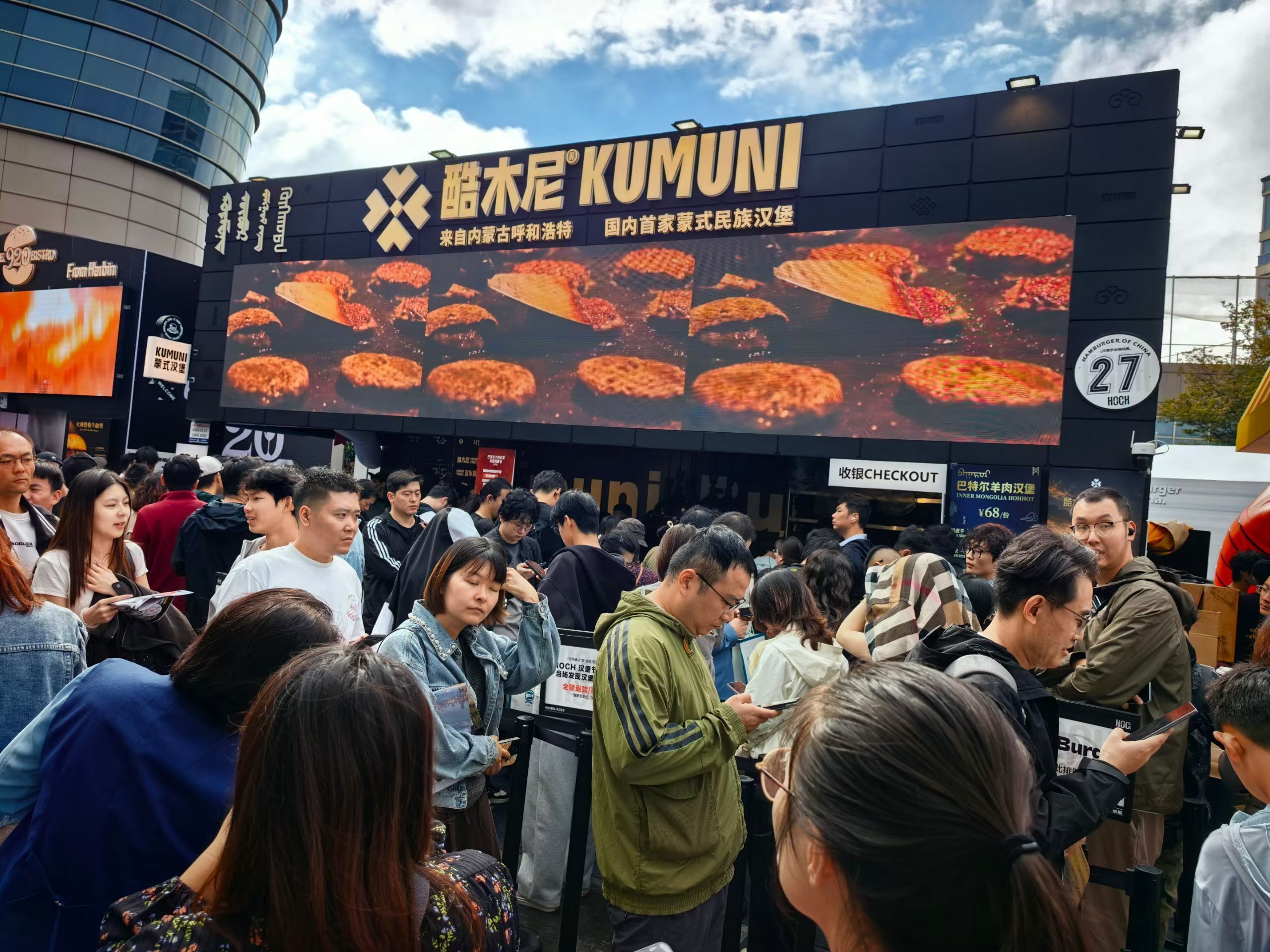 不可辜负的美食[超话]上海汉堡节 奔赴一场汉堡盛宴，市集热闹非凡，超多品牌齐聚于