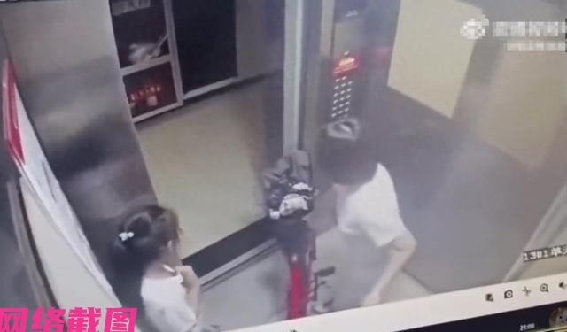 陕西渭南有九岁女孩回家途中，在小区电梯内夸赞同行女子的自行车好看，不由伸手触碰了