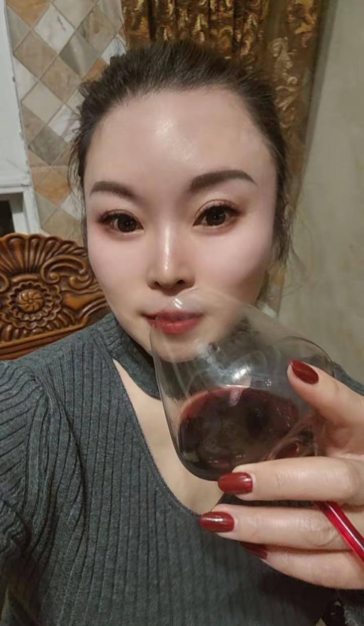 灯光映酒，思绪万千，忘却烦恼，尽在酒中，是清醒时不敢做的梦。