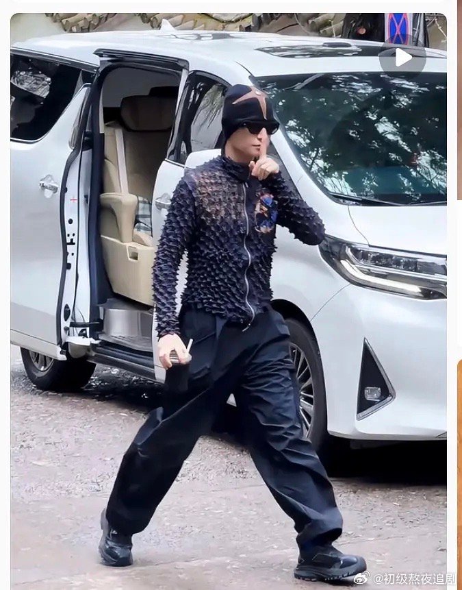 丁禹兮穿搭和虞书欣有的一拼了 