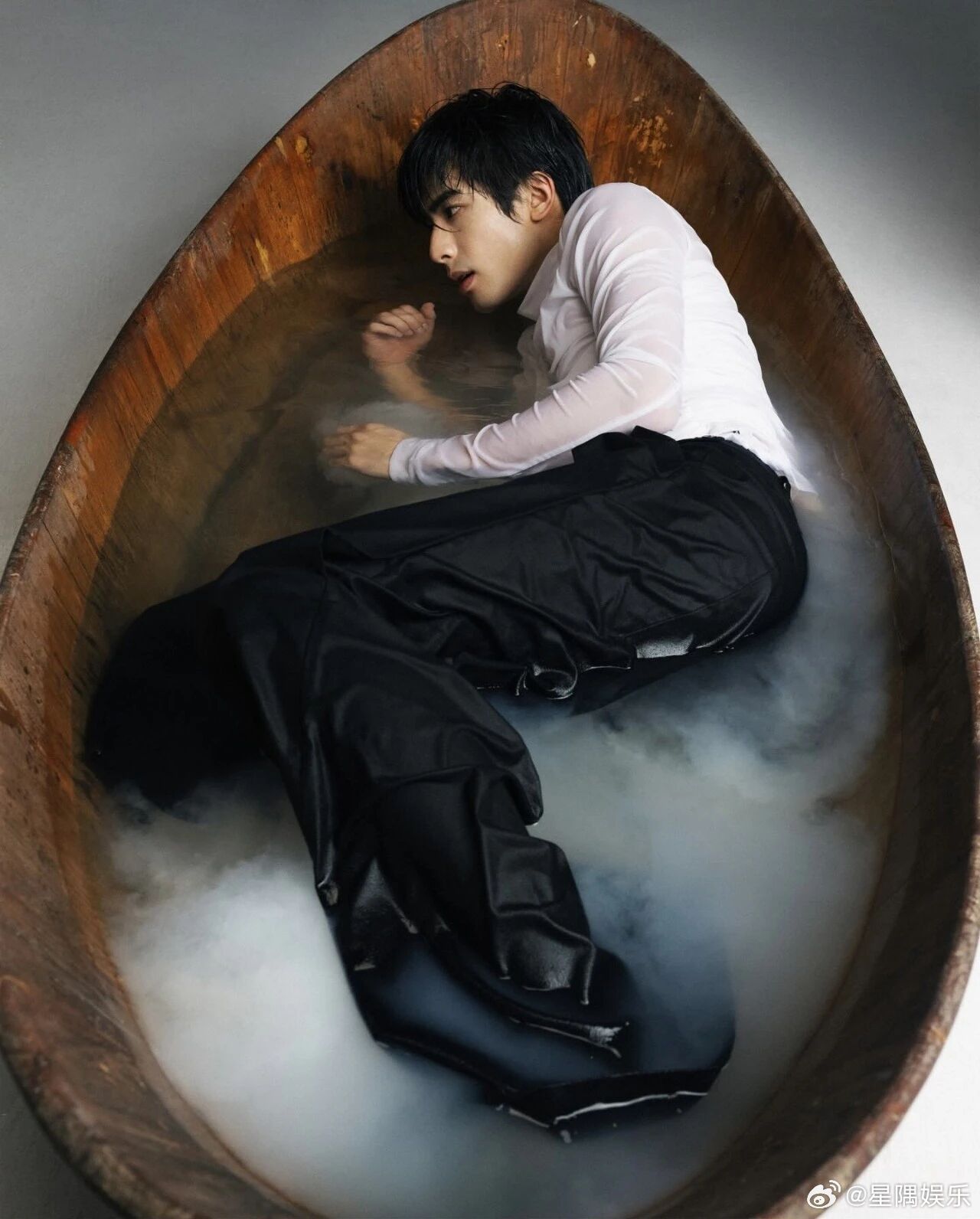 这样的宋威龙是谁的菜！湿身诱惑！ 