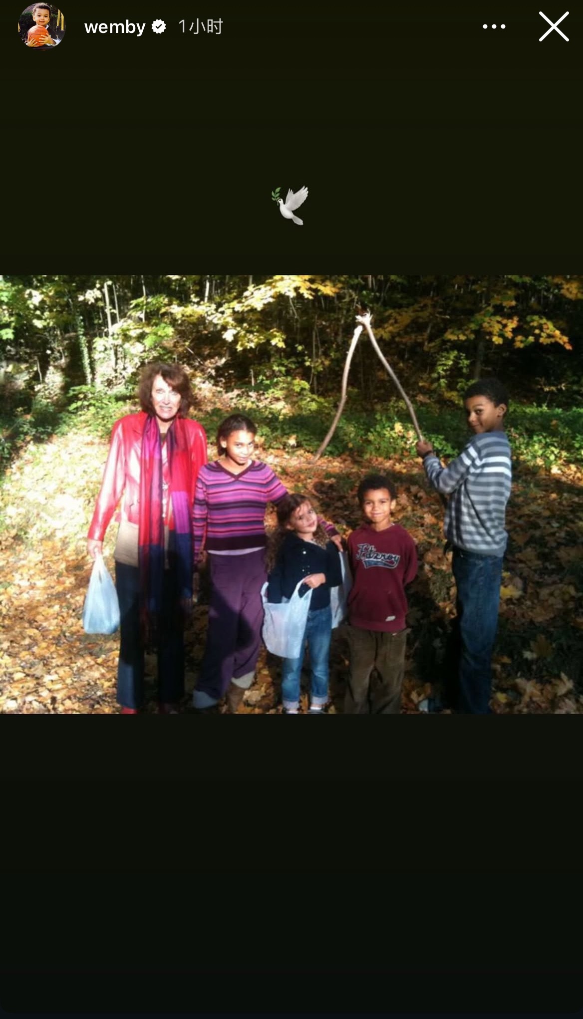 文班亚马发布了一张他与家人们的合影，悼念昨日在法国去世的祖母。文班亚马