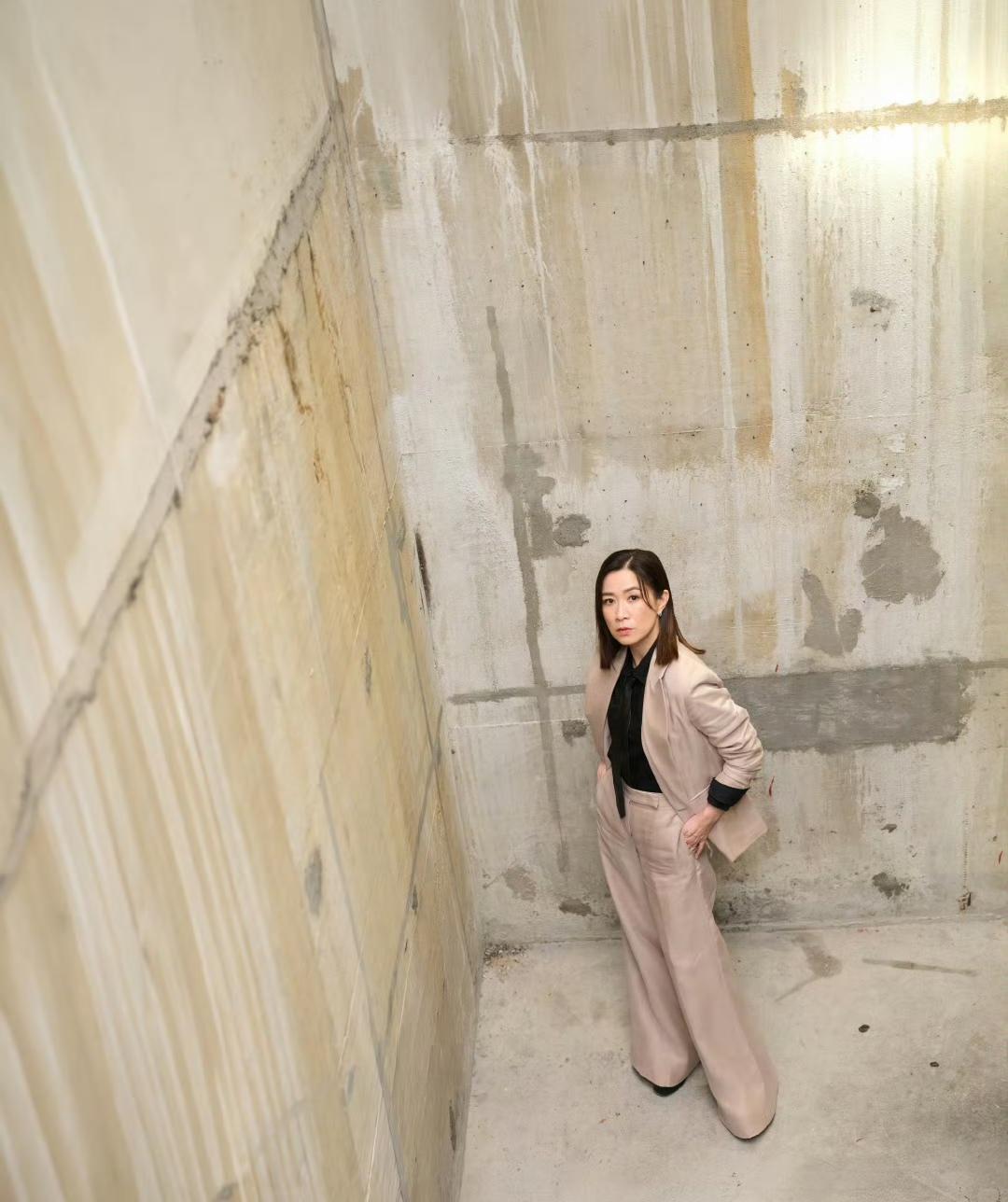 50岁中年女人春季穿搭
穿卡其色西装配什么颜色的衬衫更有气质
关于这个问题，也许