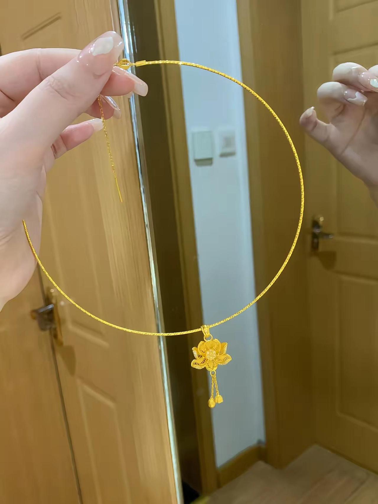 小项圈我真的好喜欢，配小莲花也好美。黄金项链 黄金吊坠 闪闪发光 感觉至上