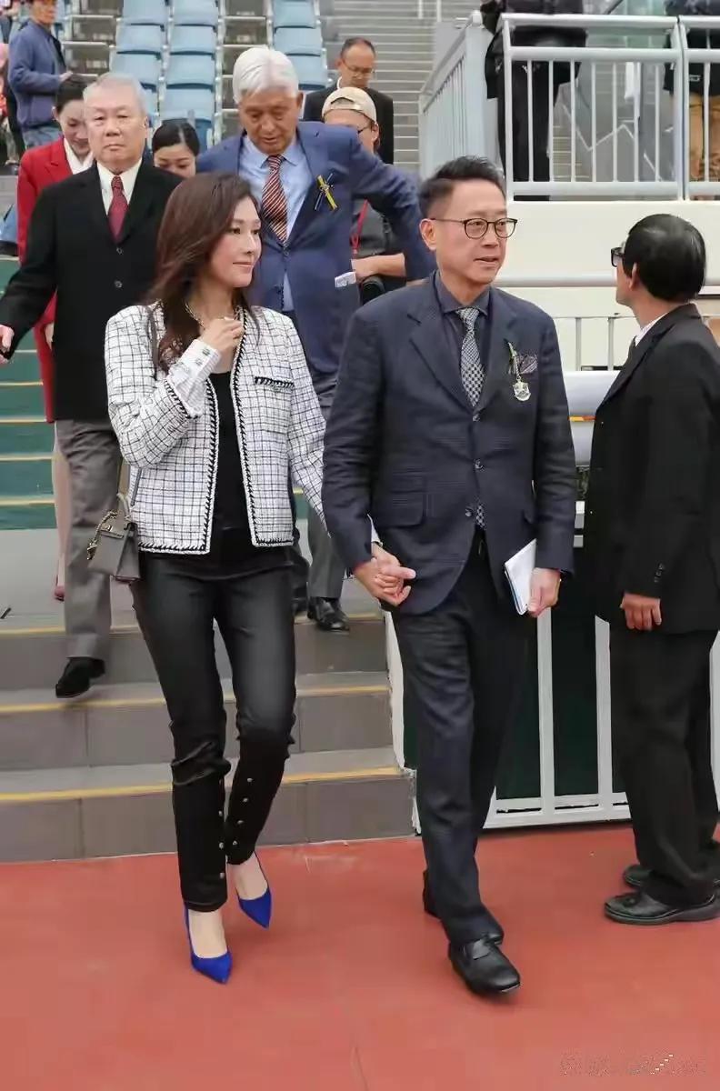美人迟暮，美人迟暮。唉！只能这么感叹。
54岁的李嘉欣，已经让人认不出来了。回望