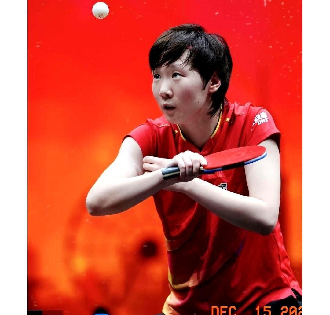 你以为王曼昱赢蒯曼是靠技术碾压。
真相是，她把杀招锁在抽屉里，只用了七成功力。