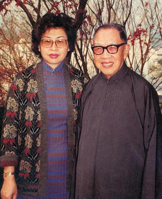 1956年，61岁国学大师钱穆，三婚娶了27岁的胡美琦。新婚当夜，他看着年轻貌美