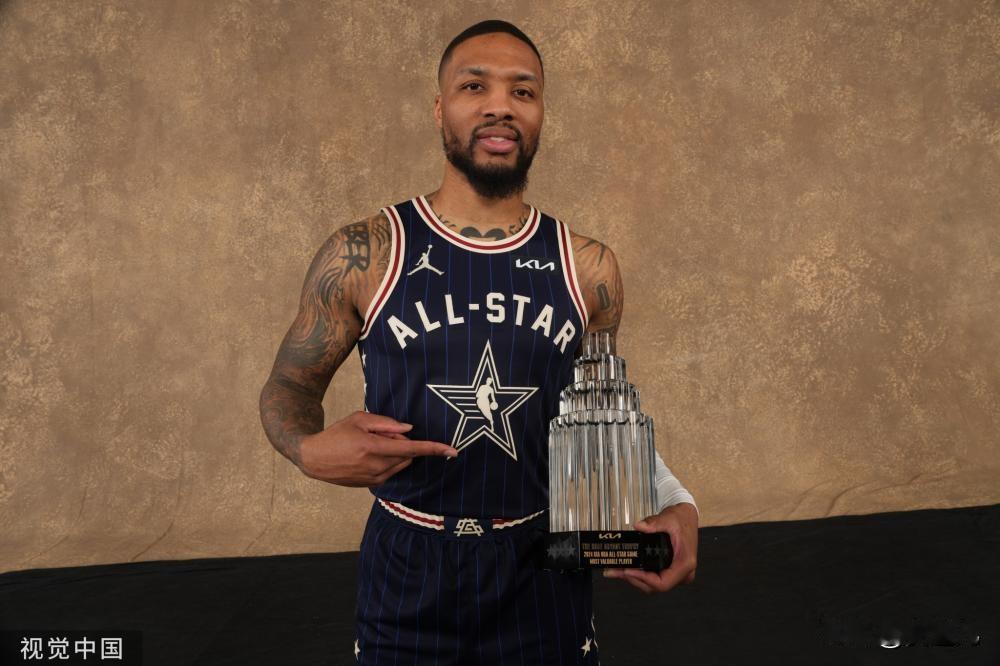 全明星正赛MVP 赛后携奖杯拍摄写真
北京时间2月19日，2024年印第安纳全明