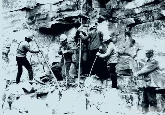 这是家父1970在修建0702路工程中这的一首《修路战歌》，被历史尘封了54年，