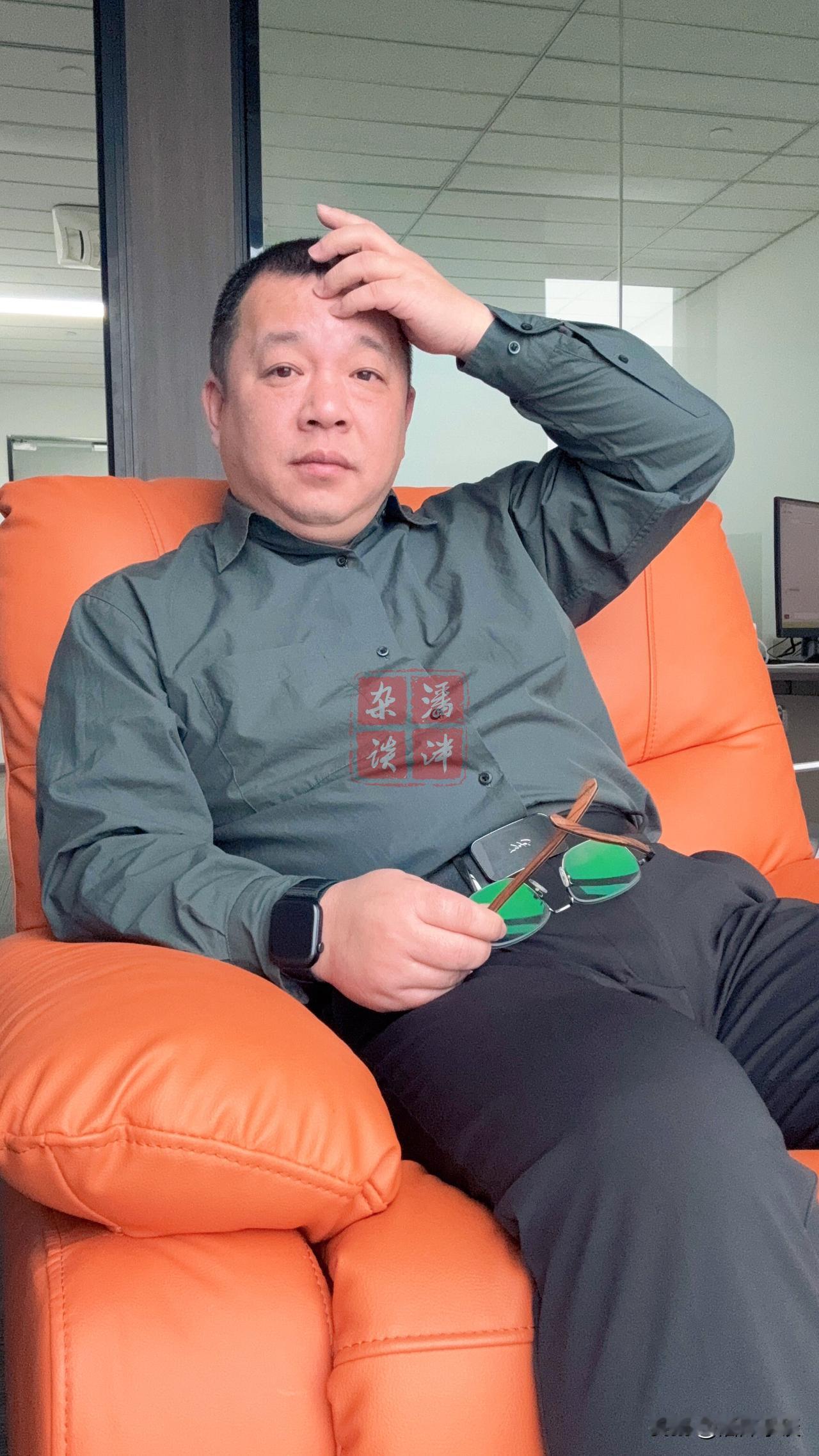 一定要做一个没有情绪的人，不要到处诉苦，也不要轻易相信别人的话，更不要对谁都充满