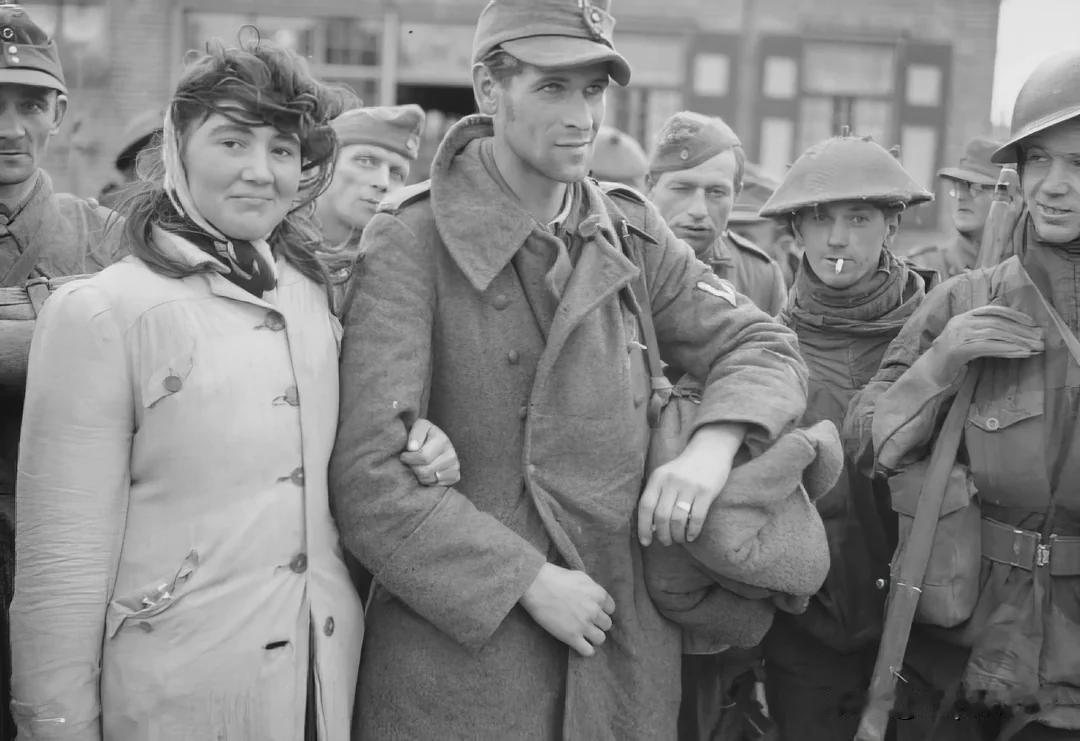 1944 年 11 月，瓦尔赫伦岛，一名荷兰妇女拒绝离开她的丈夫（一名德国士兵）