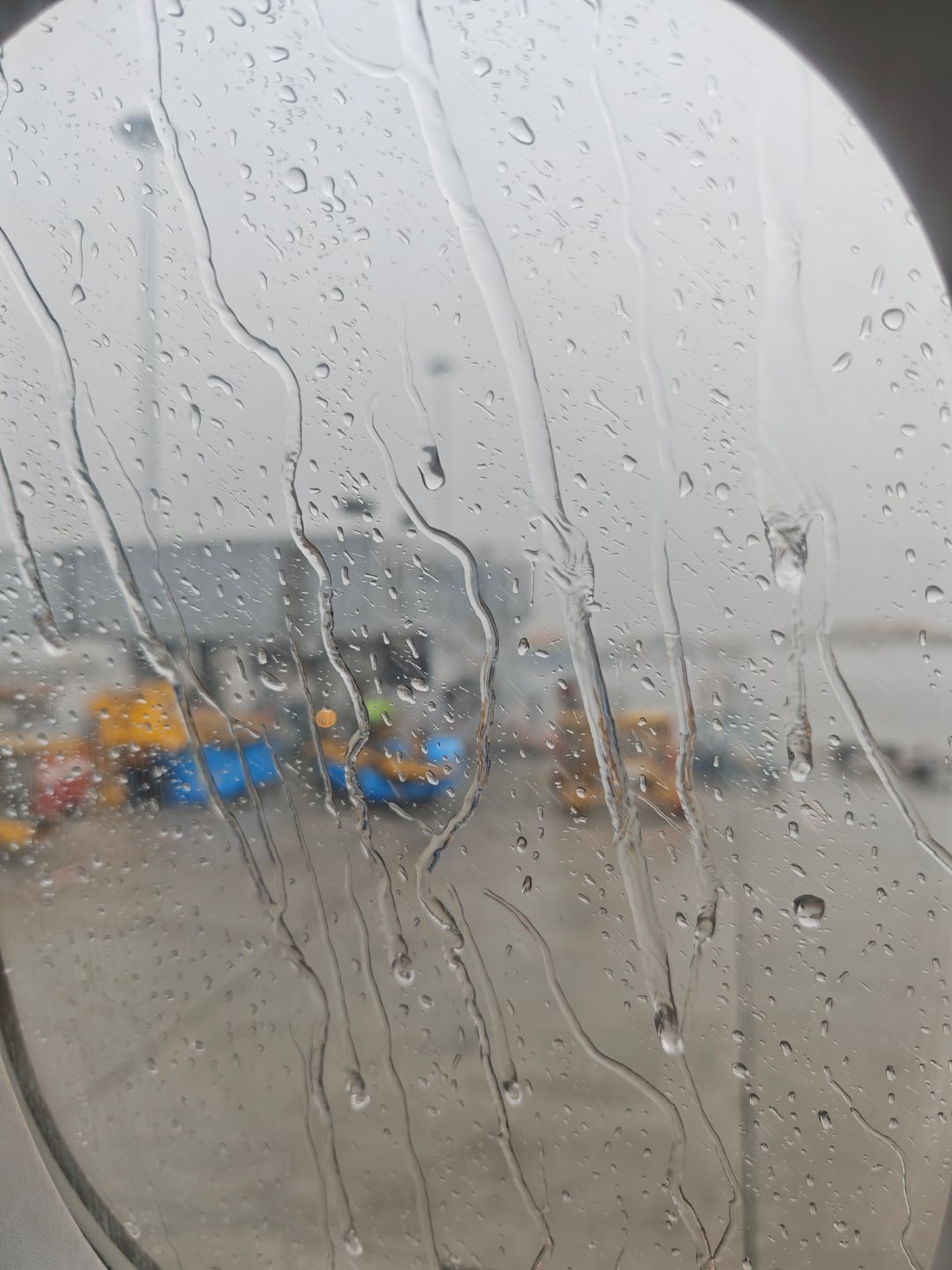 闪现香港，刚一落地，突然大雨[衰]  ​​​
