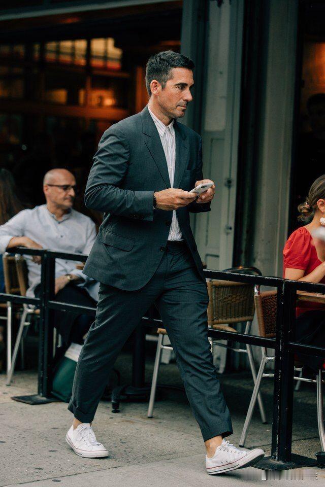 你介意你的律师穿西装配帆布鞋吗？
收到一条网友的私信，他说“曾老板，我是一个萌新