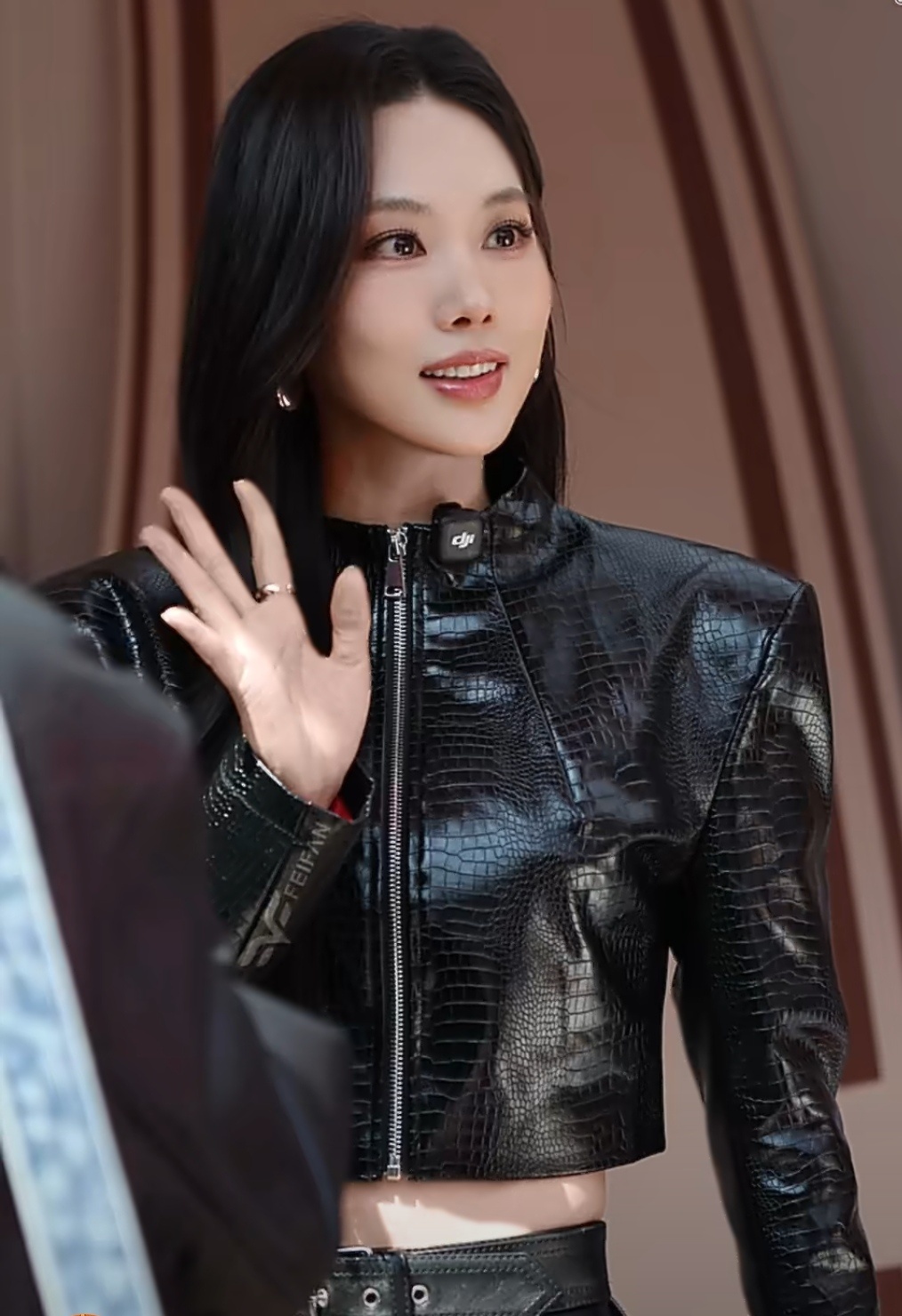 王霏霏赛车服没有不帅的义务这真的是太帅了吧！完美身材+赛车服，想不帅都难啊！不管