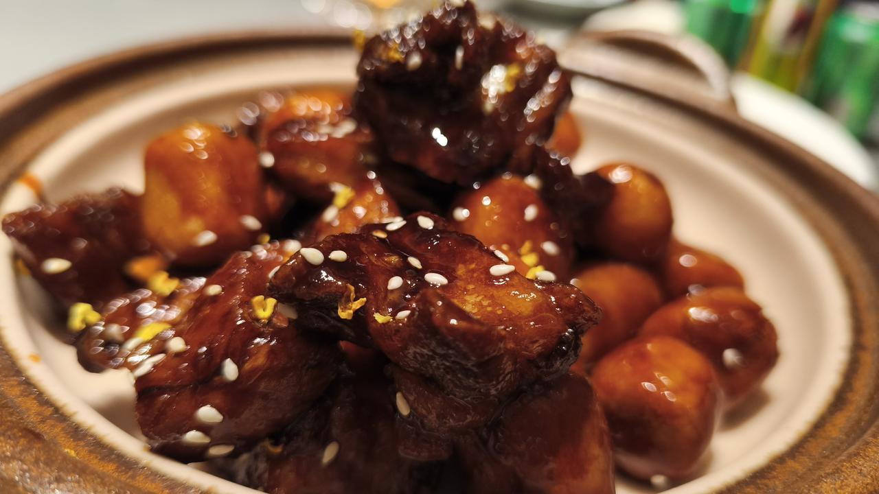 像他家的金牌红烧肉，色泽红亮，肥而不腻，入口即化，那叫一个香。还有文思豆腐，豆腐