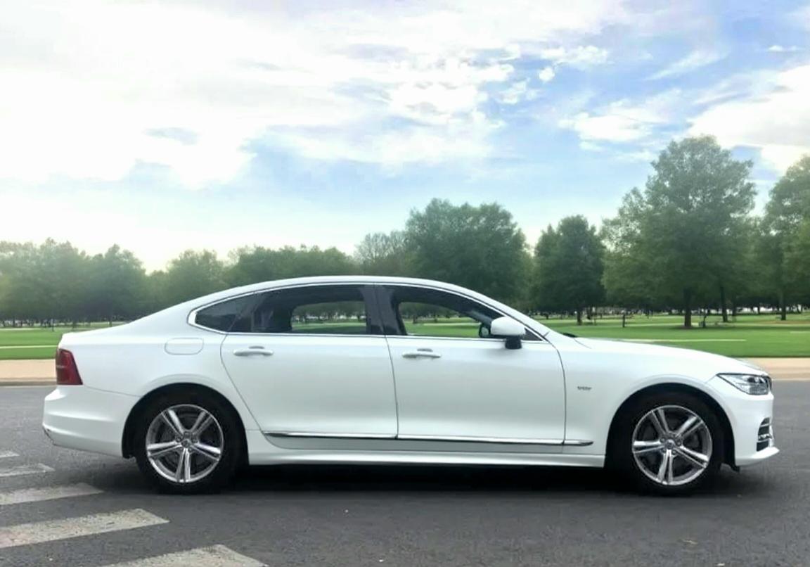 今天咱们来看一台稀有的沃尔沃，它和国内的致远版本一个很大的相同之处就是他俩的轮毂