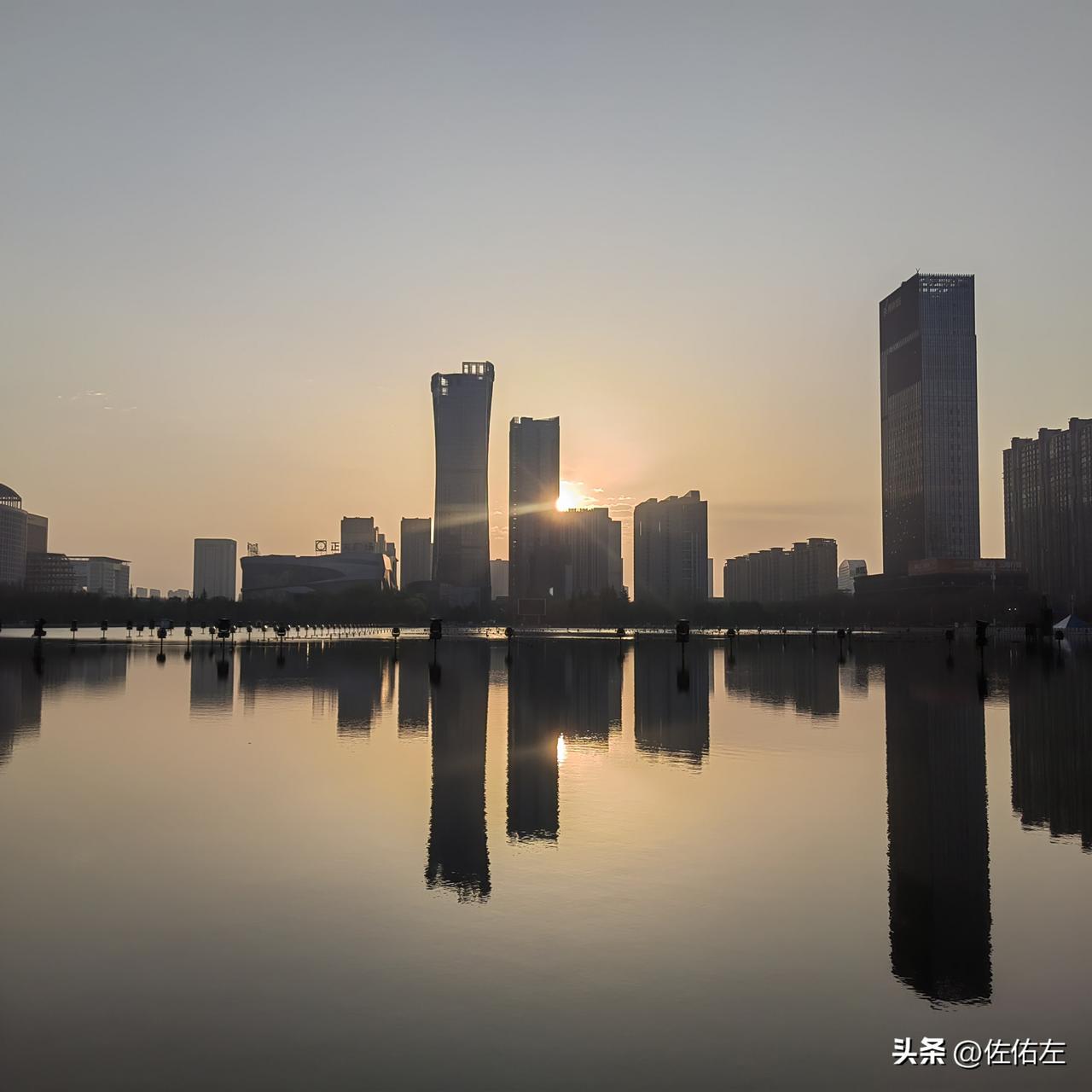 每天跑步，都会遇到不一样的风景。
晨起5：30出小区门准备开启今天的跑步，可是也