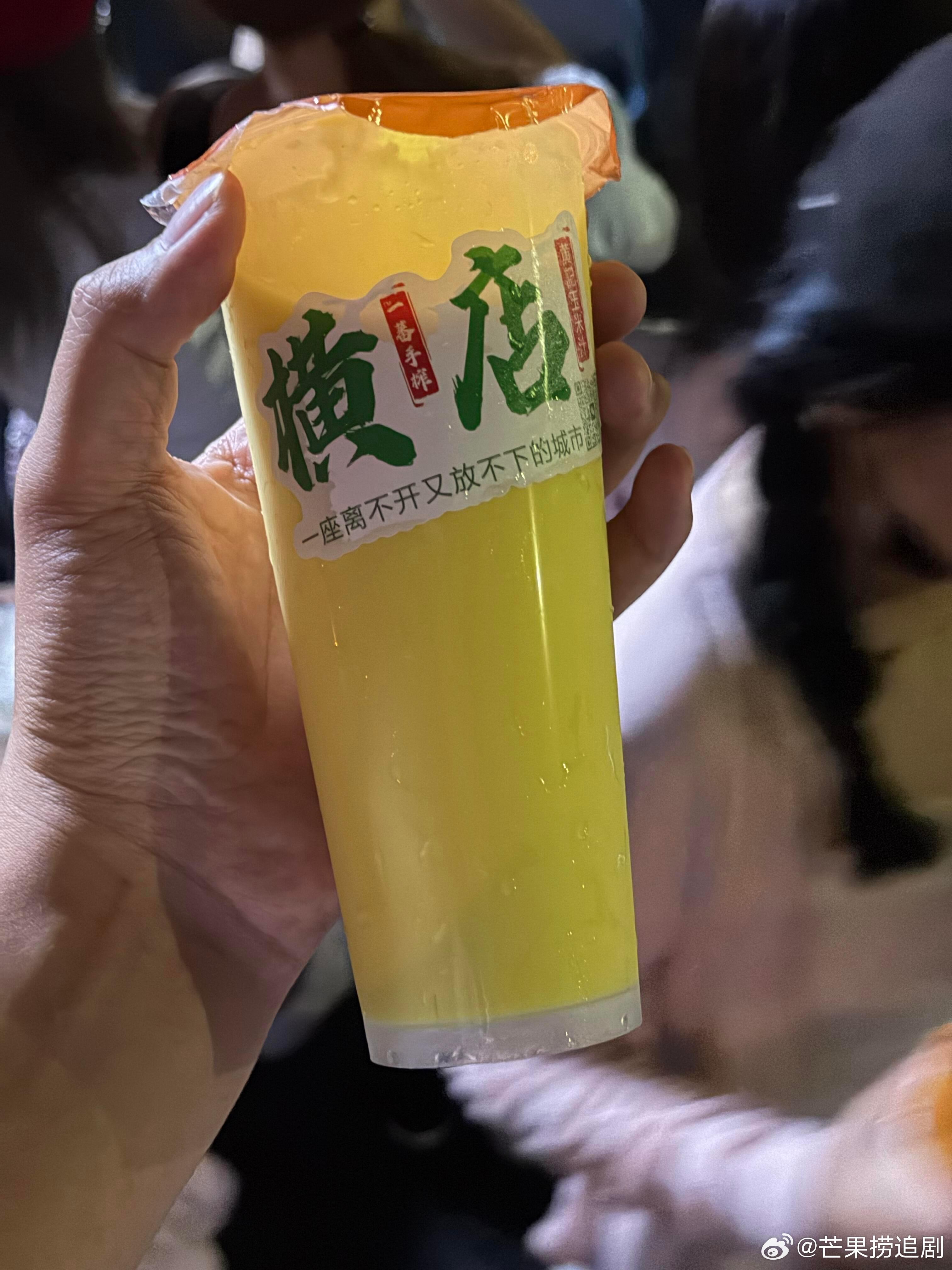 还没下班，虞书欣又请大家喝东西了 