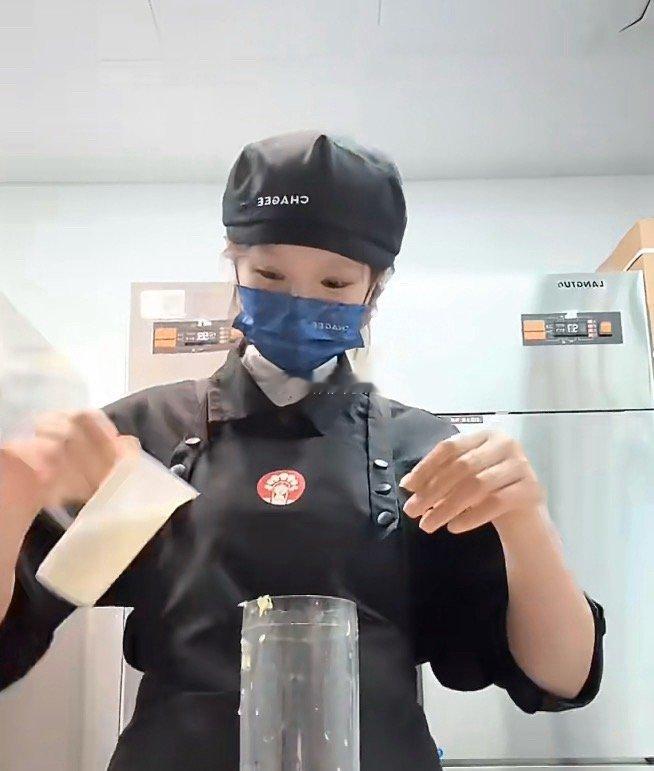 霸王茶姬 手打摆拍痕迹太明显！此女在拍视频的时候鬼鬼祟祟看着周围，怕被发现，所以