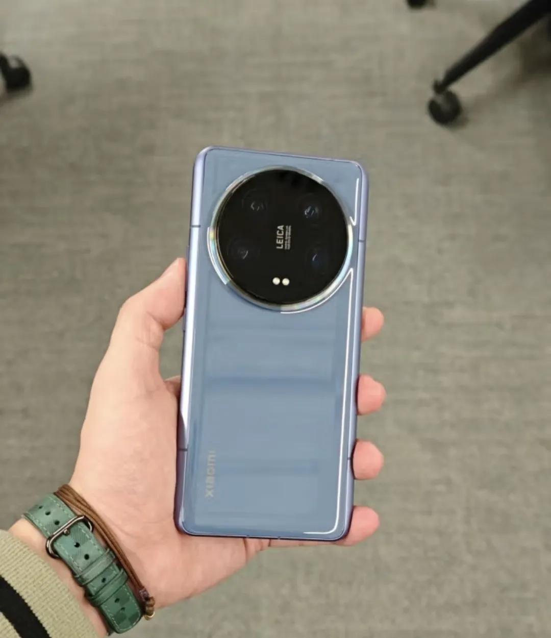 华为mate60Pro，卫星通讯，昆仑玻璃，玄武架构，IP68防水，结果一上市，