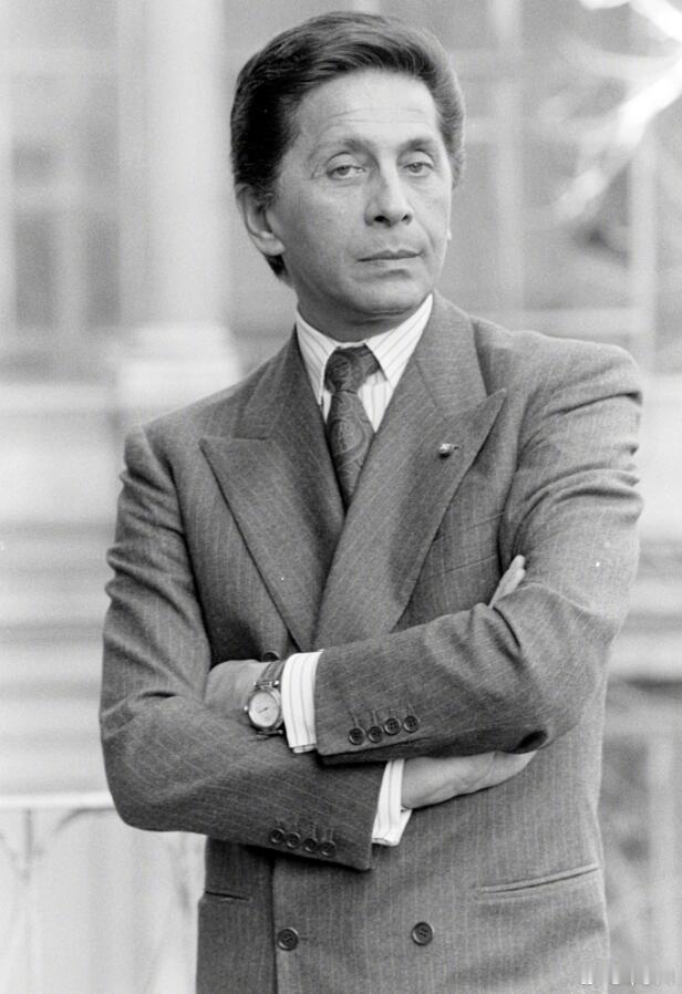 到现在，“意大利三杰”都走了，范思哲、阿玛尼，还有华伦天奴。虽然我对时尚圈并不怎