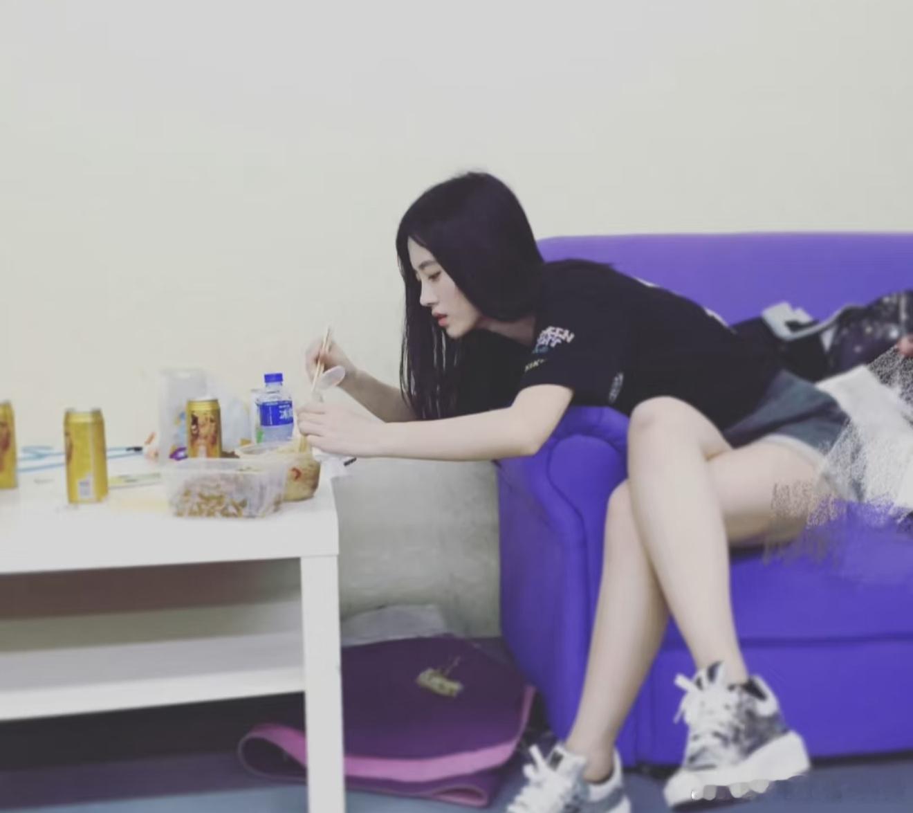 奇怪的吃饭姿势，可爱鼠了 ​​​