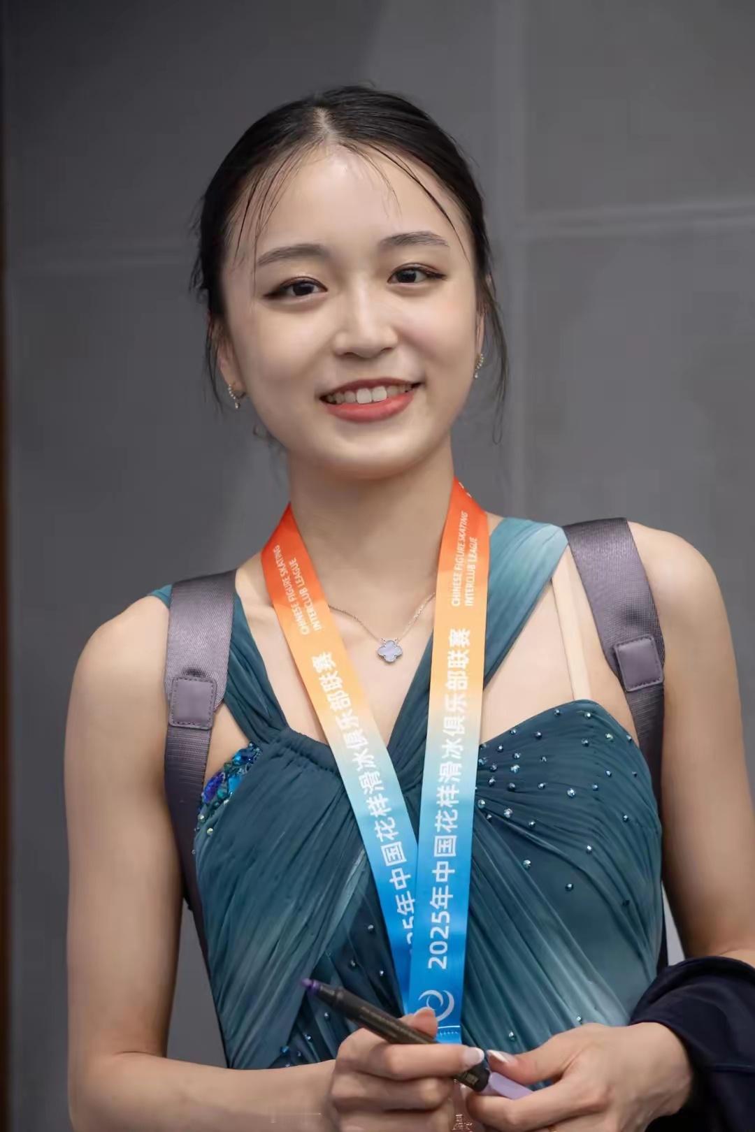 花滑运动员朱易赛后美图，这颜值太抗打了 ​​​
