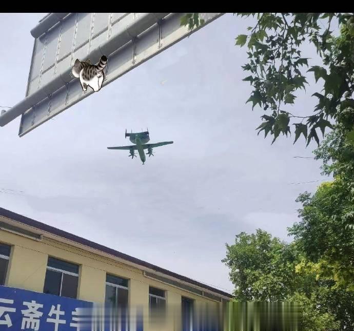 西安的牛羊肉泡馍就是香，你看看，大盘鸡之类的配菜都准备好了，主菜还没拆棚子。

