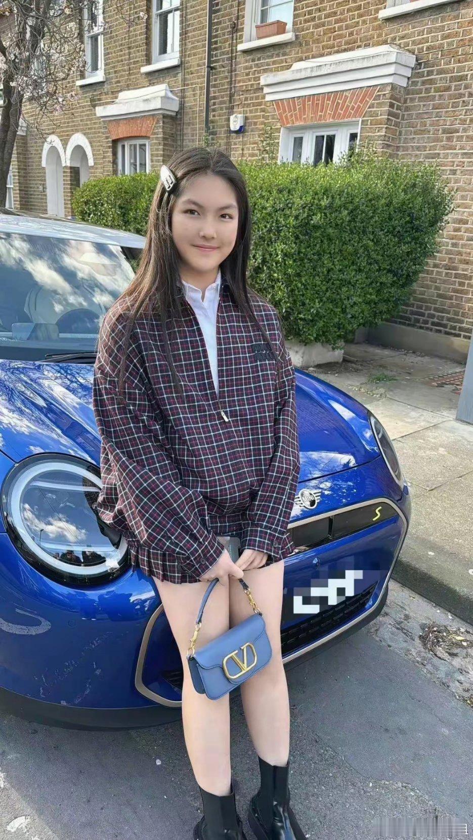 王诗龄才15岁，李湘就为女儿全款买了一辆宝马mini，还得等三年才能开吧！ ​​