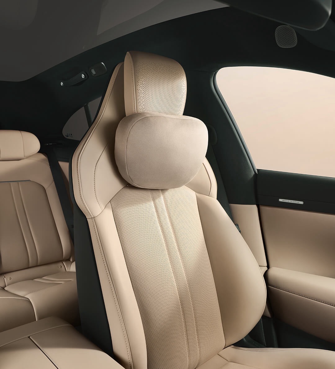 小米YU7的座椅和传统的座椅样式有点不一样网上通用的款式在YU7的座椅上不太好安