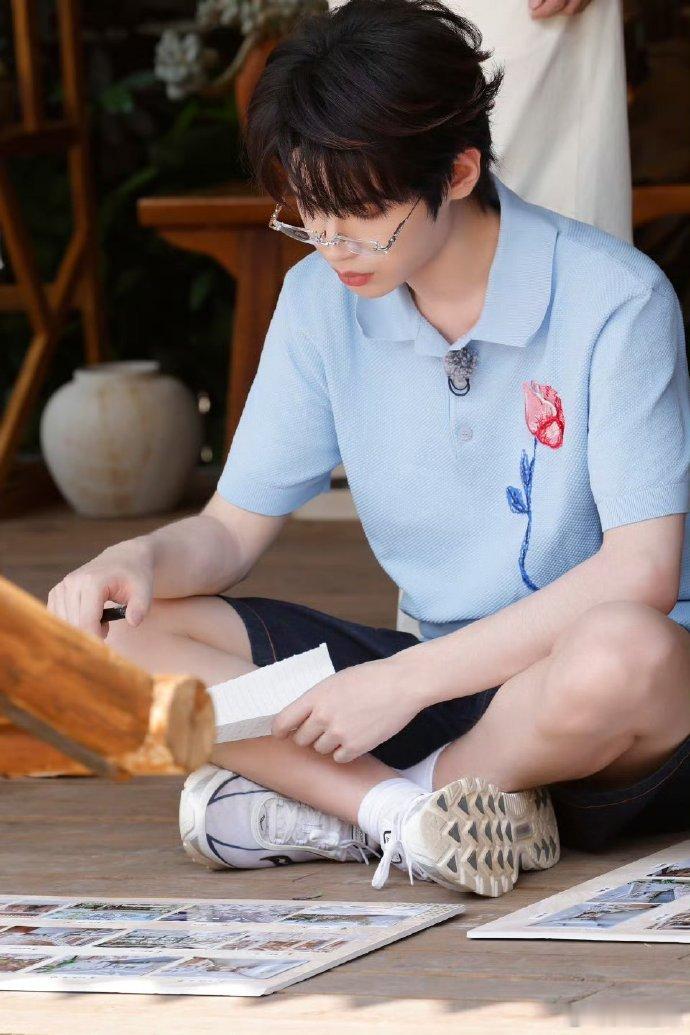 黄明昊中华小当贾忙忙碌碌寻宝藏 完全被黄明昊的隐藏技能圈粉！在小院里围着灶台忙前
