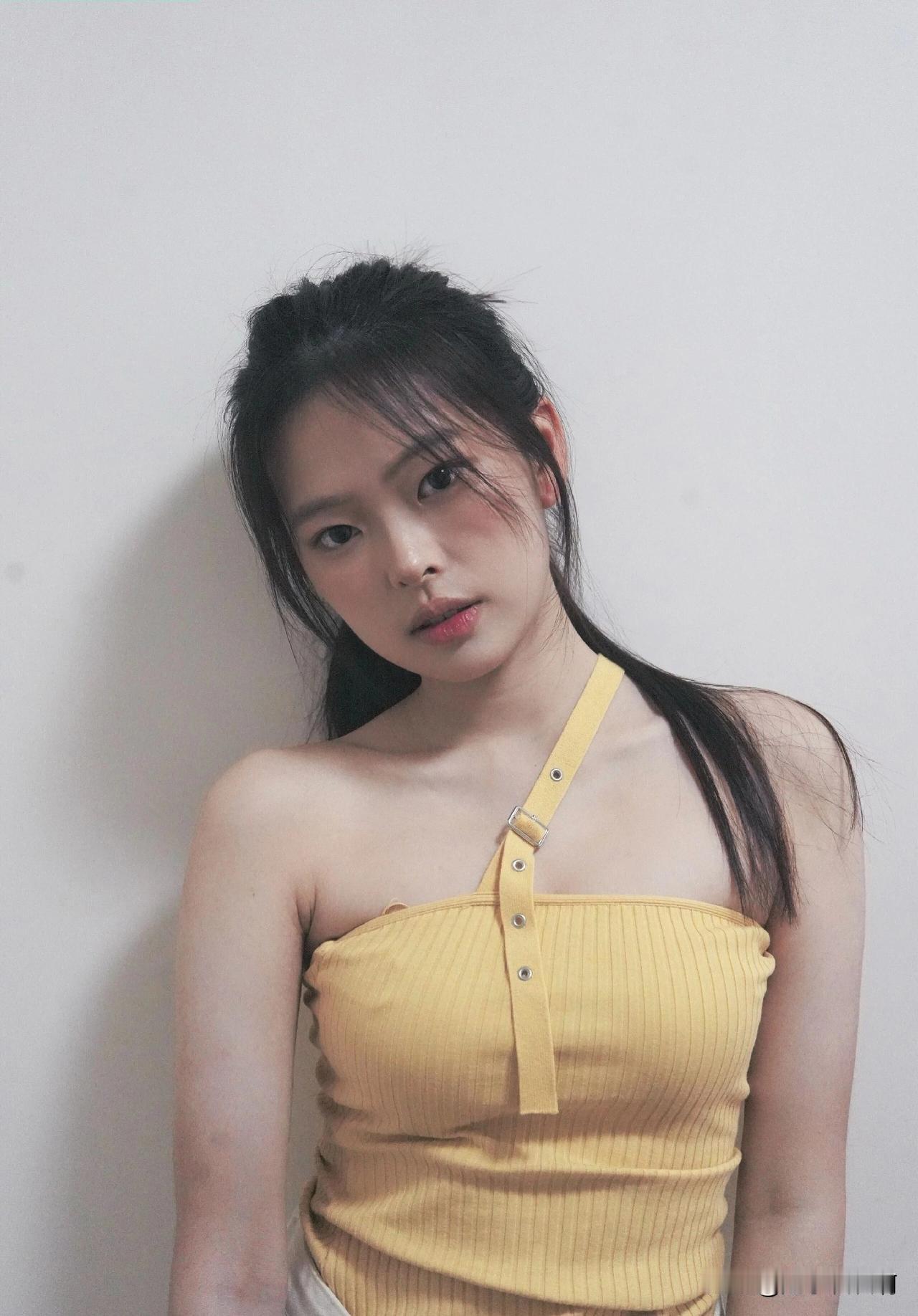 夏日清新穿搭指南：黄色吊带裙搭配自然妆容，简约而不失时尚感。