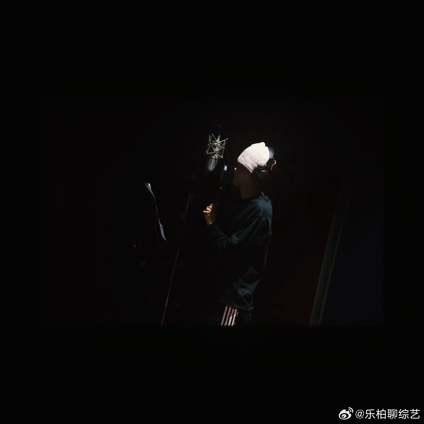曾舜晞能开个灯吗 曾舜晞能开个灯吗，想看看录音室里你认真工作的样子好棒曾舜晞录音