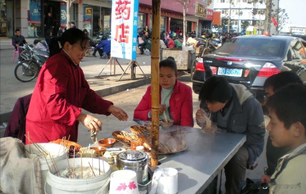 最早荆州城区的围锅麻辣烫，压根就没有门店，全是推着小推车到处跑的流动摊贩。最标志