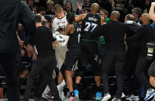 如今NBA官方公布处罚公告，约基奇被罚款3.5万美元，原因是他主动挑起事端。至于