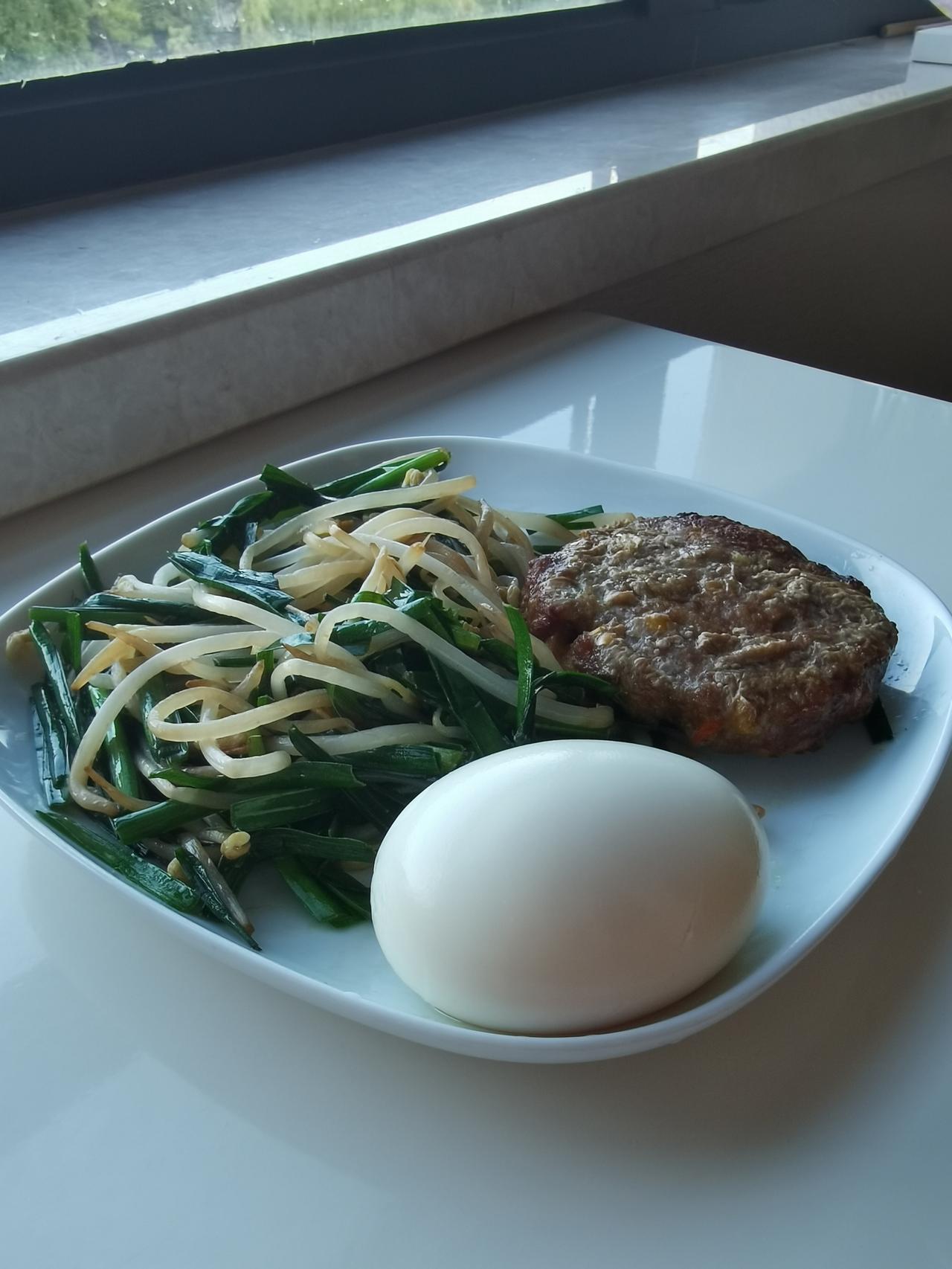 【星期四 早餐打卡】

豆芽炒韭菜、牛肉饼、鸡蛋、牛奶咖啡、燕麦块

【今日小感