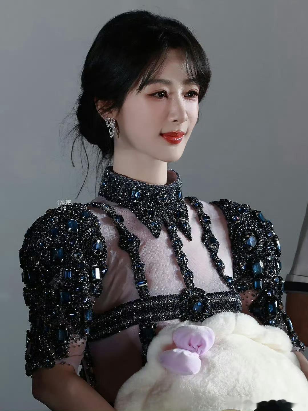 杨紫李现闭眼玩金铲铲杨紫闭眼撒娇看看吧 ​​​