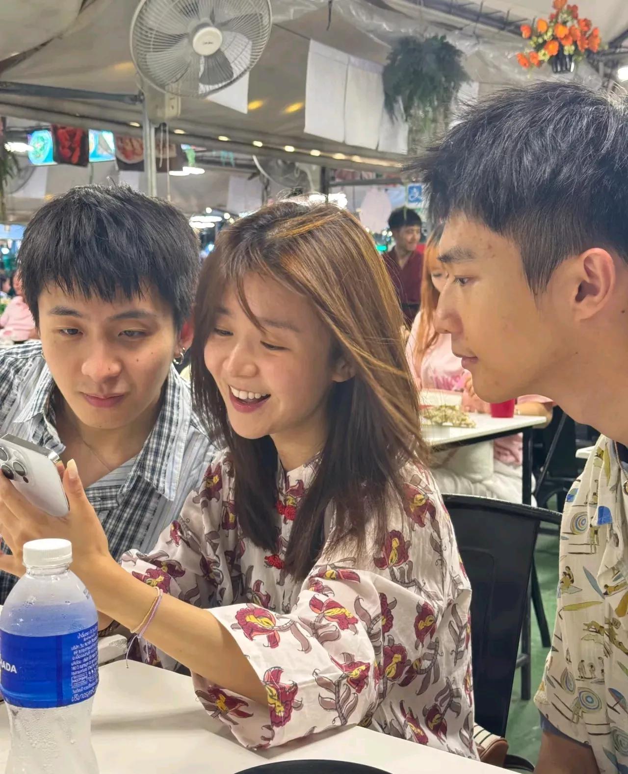 宋伊人疑云：13岁识程青松，删评+频繁陪男聚餐引热议是心虚还是误会？
 
近日继